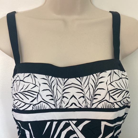 Gorgeous bathing suit. - Picture 2 of 7